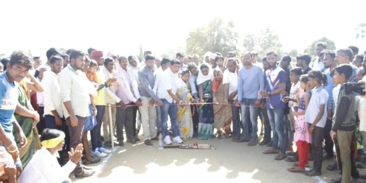 अहेरी तालुक्यातील सुद्धगुडम (उमानूर) येथील भव्य टेनिस बॉल क्रिकेट सामन्याचे माजी आमदार दिपक दादा आत्राम यांच्या हस्ते उदघाटन.