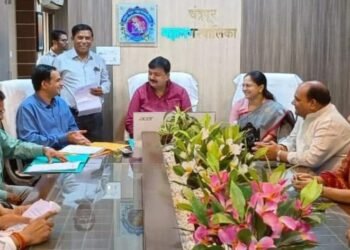 गोल बाजार येथील गाळेधारकांसाठी मनपात आढावा बैठक, गाळेधारकांच्या निवेदनावर सहानुभूतीपूर्वक निर्णय घ्यावा: खा बाळुभाऊ धानोरकर