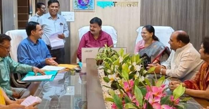 गोल बाजार येथील गाळेधारकांसाठी मनपात आढावा बैठक, गाळेधारकांच्या निवेदनावर सहानुभूतीपूर्वक निर्णय घ्यावा: खा बाळुभाऊ धानोरकर