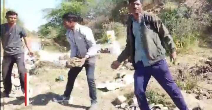 वर्धा जिल्हात विद्यार्थ्यांनी सोडवला पाणी प्रश्न, एकत्र येऊन गावासाठी बांधला बंधारा.