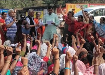 राजुरा: अंगणवाडी कर्मचाऱ्यांचे राज्यव्यापी आंदोलन, आदोलनस्थळी आ. सुभाष धोटेंनी दिली भेट.