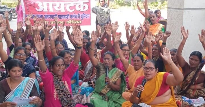 सावनेर: विविध प्रलंबित मागण्यांकरिता अंगणवाडी सेविकांचे व मदतनिसांचे काम बंद आंदोलन.