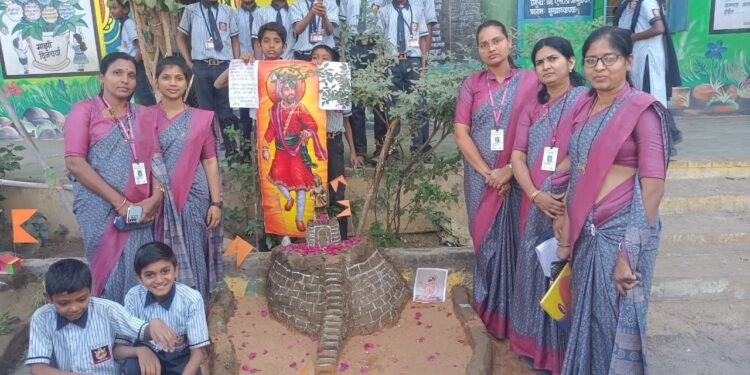 आदर्श मराठी प्राथमिक शाळा राजुरा छत्रपती शिवाजी महाराज यांच्या जयंतीनिमित्त मातीचे किल्ले बनवणे स्पर्धा संपन्न.