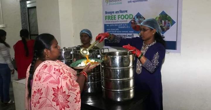 छत्रपती शिवाजी महाराज रुग्णालयात नातेवाईकांसाठीही जेवणाची विनामूल्य सोय; ठाणे मनपा, अक्षय चैतन्य संस्था व रिलायन्स फाऊंडेशनचा उपक्रम.