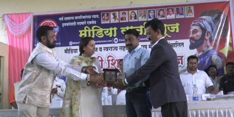 स्वराज्य सह्याद्रीचा ग्रुप रायगड तर्फे शहरातील शिक्षक श्याम गावंडे यांना छ. शिवाजी महाराज पुरस्काराने सन्मानित.