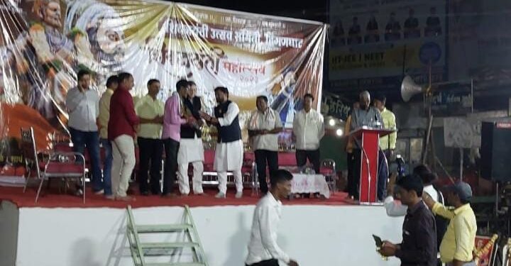 हिंगणघाट: शिवजयंती निमित्य शिव जयंती महोत्सव 2023 आयोजित कार्यक्रमात गजु कुबडे यांचा सन्मान.