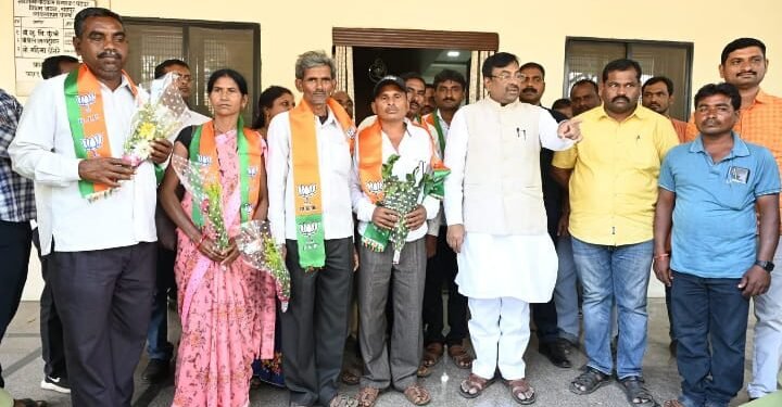 सूधीर मुनगंटीवार यांच्या कार्यप्रणालीने प्रेरीत होऊन गणेशपिपरी ग्राम पंचायतचे पदाधिकारी यांचा भाजपा मध्ये पक्षप्रवेश.