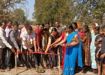 आरेंदा येथे माजी जिल्हा परिषद अध्यक्ष अजय कंकडालवार यांच्या हस्ते भव्य क्रिकेट स्पर्धेचे व मुलींचे ग्रामीण कबड्डी सामन्याचे उदघाटन.
