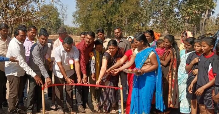 आरेंदा येथे माजी जिल्हा परिषद अध्यक्ष अजय कंकडालवार यांच्या हस्ते भव्य क्रिकेट स्पर्धेचे व मुलींचे ग्रामीण कबड्डी सामन्याचे उदघाटन.