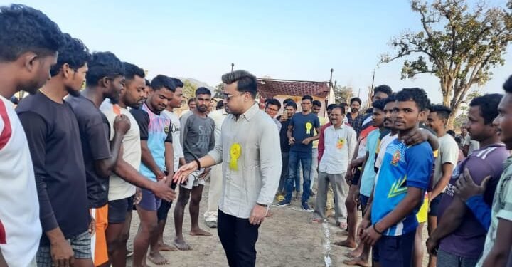 ताडगाव येथे माजी पालकमंत्री राजे अम्ब्रिशराव आत्राम यांच्या शुभ हस्ते भव्य ग्रामीण कबड्डी स्पर्धेचे उदघाटन संपन्न.