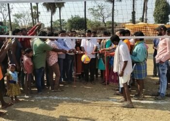 बिरसा मुंडा ग्रामीण व्हॉलीबॉल स्पर्धेचे आयोजन, माजी जिल्हा परिषद अध्यक्ष अजयभाऊ कंकडालवार यांच्या हस्ते उदघाटन.