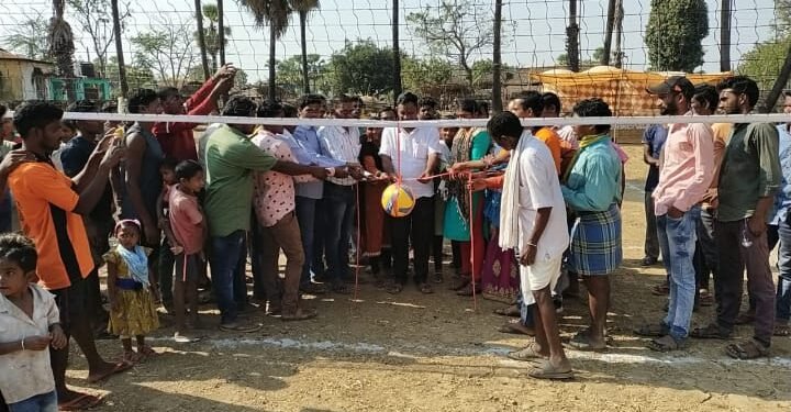 बिरसा मुंडा ग्रामीण व्हॉलीबॉल स्पर्धेचे आयोजन, माजी जिल्हा परिषद अध्यक्ष अजयभाऊ कंकडालवार यांच्या हस्ते उदघाटन.