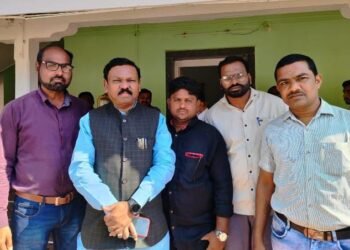 खासदार अशोक नेते यांची पोर्टल ग्रुप पत्रकारांची आलापल्ली येथील सार्वजनिक बांधकाम विभागाच्या विश्रामगृहात घेतली सद्धीछा भेट.