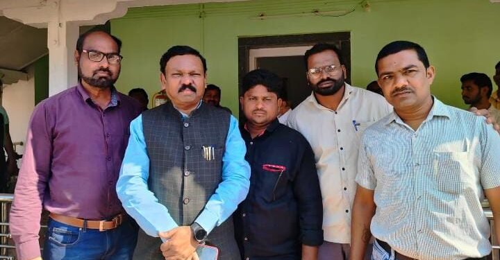 खासदार अशोक नेते यांची पोर्टल ग्रुप पत्रकारांची आलापल्ली येथील सार्वजनिक बांधकाम विभागाच्या विश्रामगृहात घेतली सद्धीछा भेट.