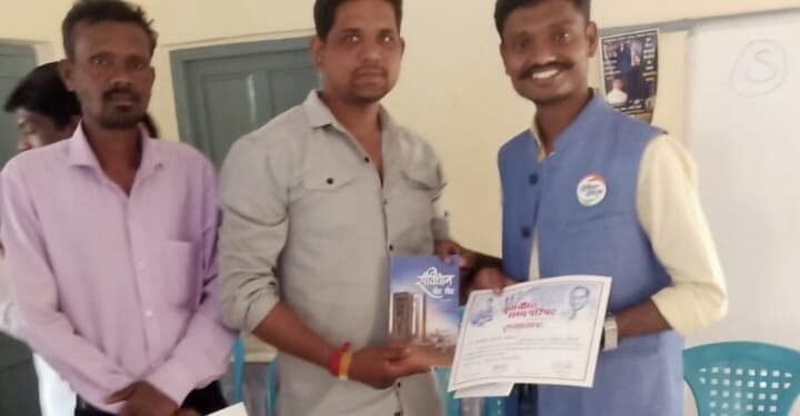 युवा बौध्द धम्म परिषद महाराष्ट्र कर्नाटक राज्य वतीने तथागत ग्रुप ऑफ महाराष्ट्र राज्य संघटनेच्या पदाधिकाऱ्यांचा प्रशस्तीपत्र देऊन सन्मान.