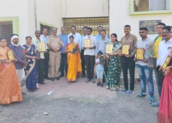 हिंगणघाट येथील भारतीय सैन्यात भरती झालेल्या छात्र सैनिकांच्या पालकांचा गुलाबाचे रोपटे व स्मृतिचिन्ह देऊन सन्मान.