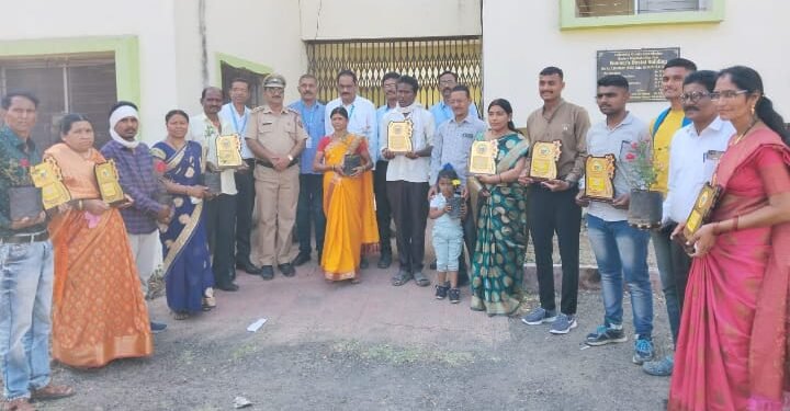 हिंगणघाट येथील भारतीय सैन्यात भरती झालेल्या छात्र सैनिकांच्या पालकांचा गुलाबाचे रोपटे व स्मृतिचिन्ह देऊन सन्मान.