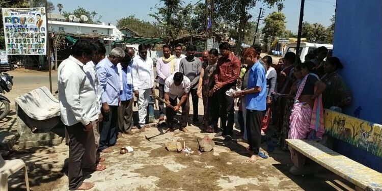 माजी जिल्हा परिषद अध्यक्ष अजयभाऊ कंकडालवार यांच्या हस्ते वाचनालाय इमारतीचे भूमिपूजन.