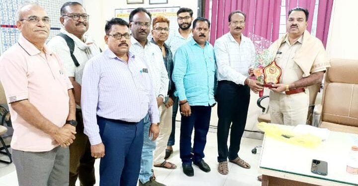 बल्लारपुर के पुलिस निरिक्षक उमेश पाटील को बीएसए क्लब ने किया सम्मानित.