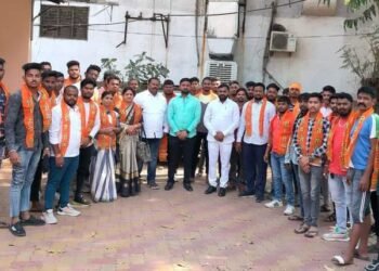 चंद्रपूर: शिवसेना युवासेना (शिंदे) पक्षात चंद्रपूर तालुक्यातील अनेक युवकांचा जाहीर प्रवेश.