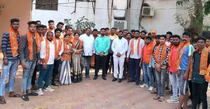 चंद्रपूर: शिवसेना युवासेना (शिंदे) पक्षात चंद्रपूर तालुक्यातील अनेक युवकांचा जाहीर प्रवेश.