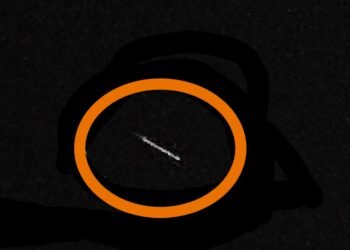 आकाशात दिसलेली ‘ती प्रकाशमान’ वस्तू आहे तरी काय ? पाहून नागरिक अचंबित.