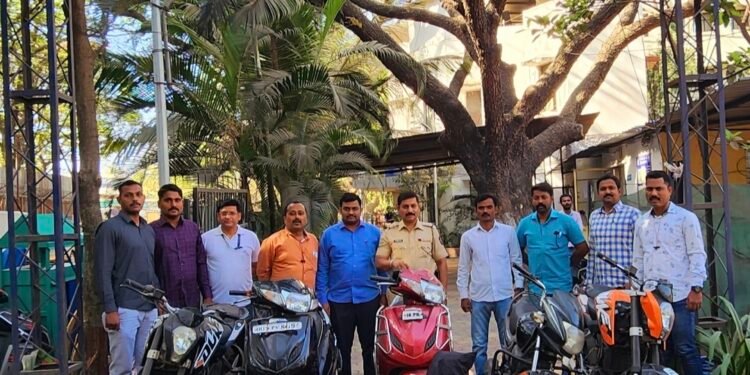 घरफोडी व वाहनचोरी करणारे चोरांना व त्यांचे अल्पवयीन साथीदारांना वानवडी पोलीसांनी केले. जेरबंद, त्यांचेकडुन चोरीच्या ०५ दुचाकी, मोबाईल व इतर मुद्देमाल केला जप्त.