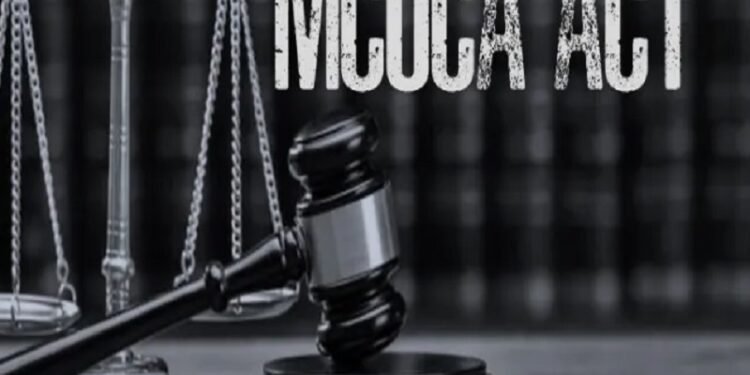 फिनिक्स मॉल येथील व्यापा-यांकडुन बेकायदेशिर माथाडीच्या नावाखाली खंडणी उकळणा-या रविंद्र ससाणे व त्याचे इतर ०२ साथीदार यांचेविरुध्द मोक्का कारवाई