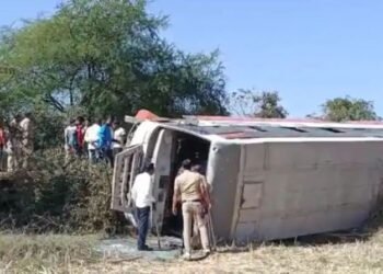 चंद्रपूर येथे भीषण अपघात, दुचाकीच्या धडकेने बस झाली पलटी, दुचाकीस्वारांचा जागीच मृत्यू.