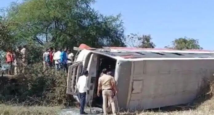 चंद्रपूर येथे भीषण अपघात, दुचाकीच्या धडकेने बस झाली पलटी, दुचाकीस्वारांचा जागीच मृत्यू.