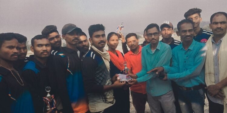 अहेरी तालुक्यातील चिंतलगुड्डा येते टेनिस बाल क्रिकेट स्पर्धेचे बक्षिस वितरण संपन्न.