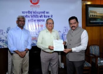 पश्चिम रेल्वे महाव्यवस्थाप दालनात बैठक, खा. राजन विचारे यांनी मिरा रोड व भाईंदर रेल्वे स्थानकाच्या विकासाचा पाढा वाचला.