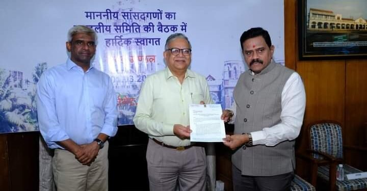 पश्चिम रेल्वे महाव्यवस्थाप दालनात बैठक, खा. राजन विचारे यांनी मिरा रोड व भाईंदर रेल्वे स्थानकाच्या विकासाचा पाढा वाचला.