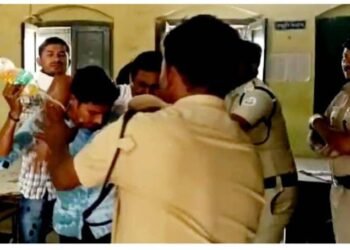 विदर्भ: सामाजिक कार्यकर्त्याचा न्याय मिळण्यासाठी पोलीस स्टेशन मध्ये अंगावर पेट्रोल ओतून आत्मदहनाचा प्रयत्न.