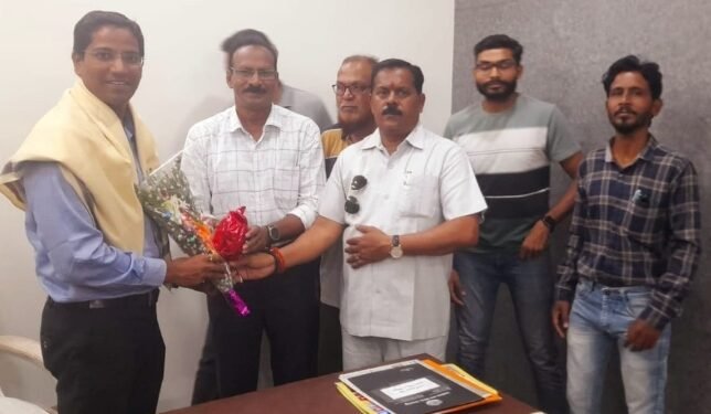 बल्लारपुर नगर परिषद के मुख्याधिकारी विशाल वाघ को बी.एस.ए क्लब ने किया सम्मानित.