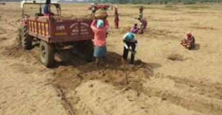 अवैध वाळू उत्खननाच्या कारवाईत 1 लाख 60 हजाराचा मुध्देमाल जप्त जिल्हास्तरीय आकस्मिक धाड तपासणी पथकाची कारवाई.