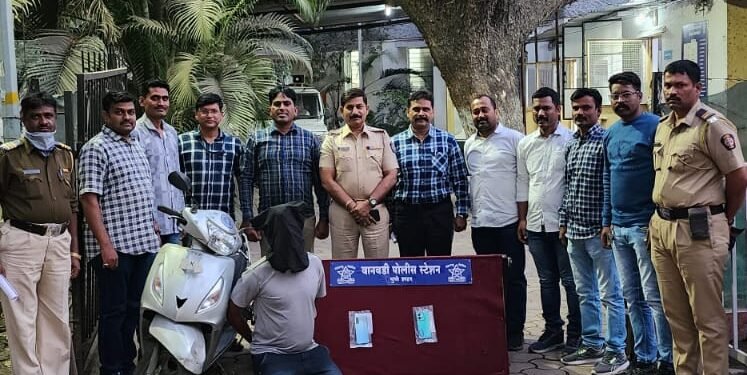 वानवडी पोलिस स्टेशन तपासपथकांची कौतुकास्पद कामगिरी…दिवसाढवळ्या जबरी चोरी करुन मोबाईल हिसकावुन नेणा-या सराईत चोराच्या आवळल्या मुसक्या