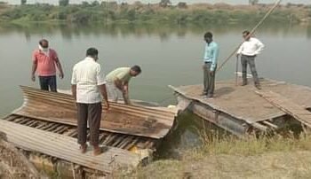 वर्धा जिल्हात वाळू तस्करी; खनिकर्म अधिकारी थेट दुचाकीने पोहचले वाळू घाटावर, तस्कराचा डाव फासला.