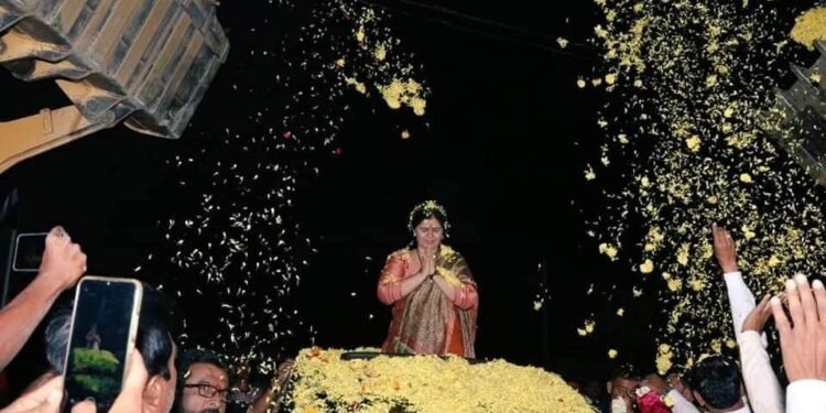 जलजीवन मिशनच्या १४ कोटीच्या कामाचा थाटात शुभारंभ, विकासा बरोबरच मतदारसंघात मला चांगली संस्कृती रूजवायचीयं: पंकजा मुंडे