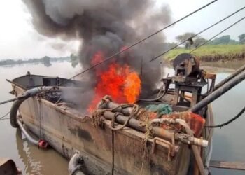 वाळू तस्करी जोमात, डोंबिवलीत वाळू माफियांची बोट नागरिकांनी आग लावून पेटवली.