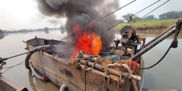 वाळू तस्करी जोमात, डोंबिवलीत वाळू माफियांची बोट नागरिकांनी आग लावून पेटवली.