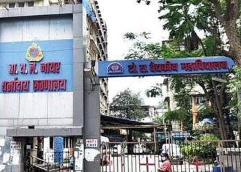 मुंबई मधील नायर रुग्णालयामधील स्लॅब कोसळला, 4 नागरिक जखमी.