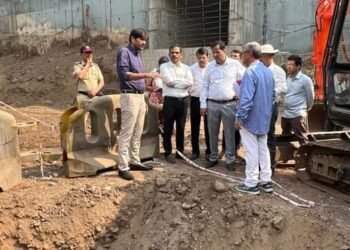 नवीन कोपरी पुलाखाली सुरू असलेल्या नाल्याच्या कामाची आयुक्त अभिजीत बांगर यांनी केली पाहणी; नाल्याचे काम विहित वेळेत पूर्ण करण्याचे निर्देश.