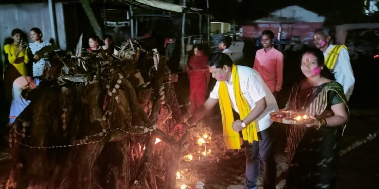 माजी आमदार दिपक दादा आत्राम यांच्या हस्ते होळी दहन.