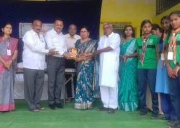 आदर्श शाळा राजुरा येथे  जागतिक महिला दिन कार्यक्रम संपन्न, विविध क्षेत्रातील महिलांचा केला सत्कार.