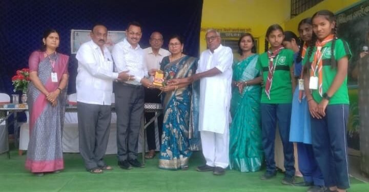 आदर्श शाळा राजुरा येथे  जागतिक महिला दिन कार्यक्रम संपन्न, विविध क्षेत्रातील महिलांचा केला सत्कार.