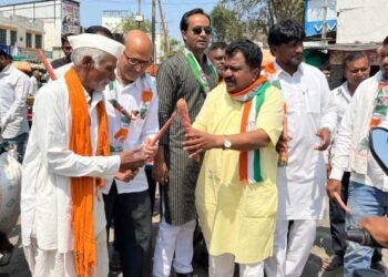 अर्थसंकल्पाचा निषेध करत पाचोरा येथे काँग्रेसच्या वतीने नागरिकांना गाजर वाटून करण्यात आले आंदोलन.