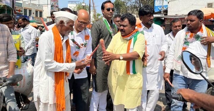 अर्थसंकल्पाचा निषेध करत पाचोरा येथे काँग्रेसच्या वतीने नागरिकांना गाजर वाटून करण्यात आले आंदोलन.