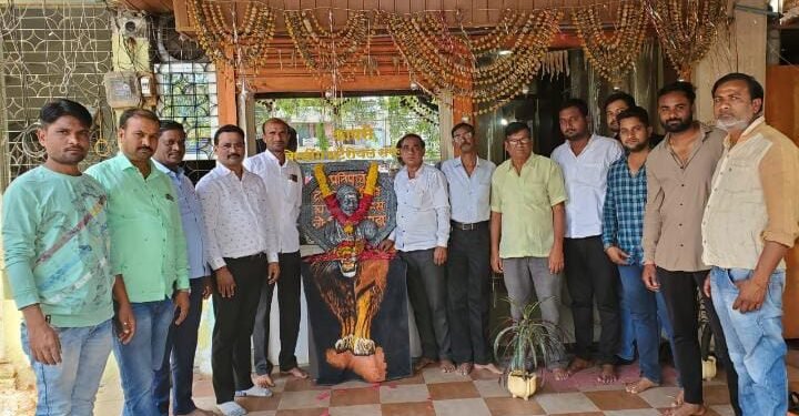 शिवसेना संपर्क कार्यालय सावनेर येथे शिवजयंती साजरी.