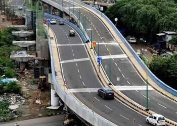 पोलीस पकडतील म्हणून बाईक स्वाराने घेतला यूटर्न; 40 फुट उंच पुलावरुन थेट खाली; वांद्र्यात भीषण अपघात.